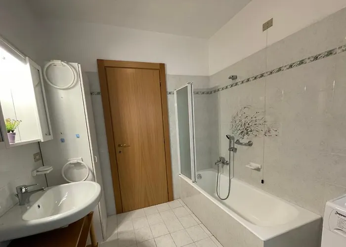 Апартаменты Cozy With Private Parking On Domaso's Lakeside - Larihome A09 *